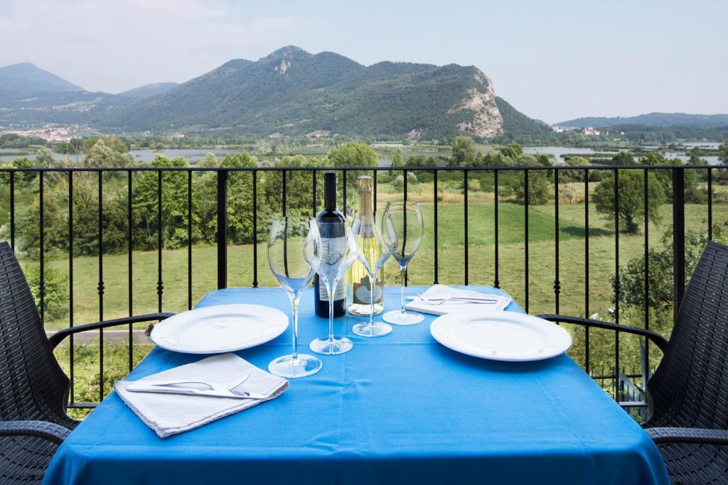 una mesa con un paño de mesa azul y copas de vino en CASA VACANZE ISEO e FRANCIACORTA 2, en Iseo