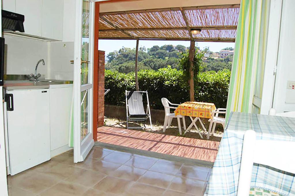 a kitchen with a sliding glass door to a patio at Residence Capobianco in Portoferraio