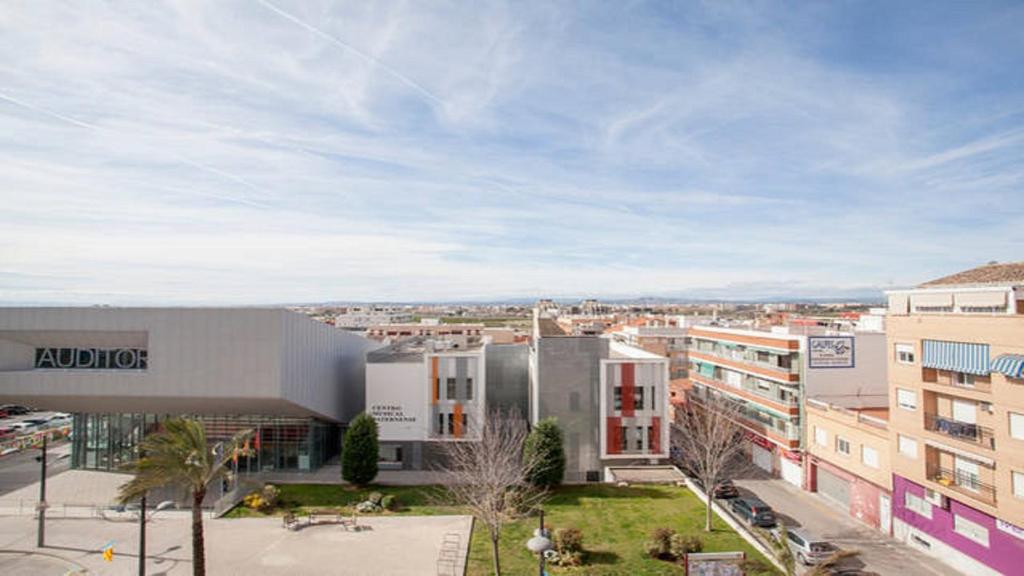 vistas a una ciudad con edificios en Casa Serra - PATERNA - APARTAMENTO ALQUILA 3 HABITACIONES CON GARAJE, en Paterna