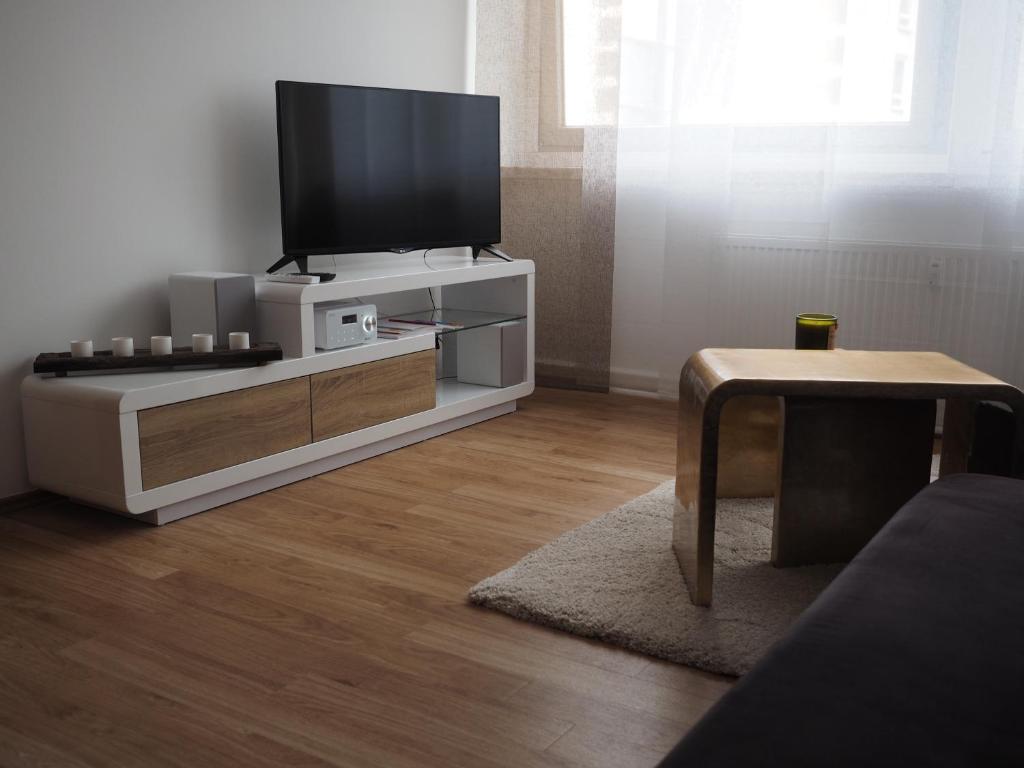 ein Wohnzimmer mit einem Flachbild-TV auf einem Entertainment-Center in der Unterkunft 41 Reichsstraße in Düsseldorf