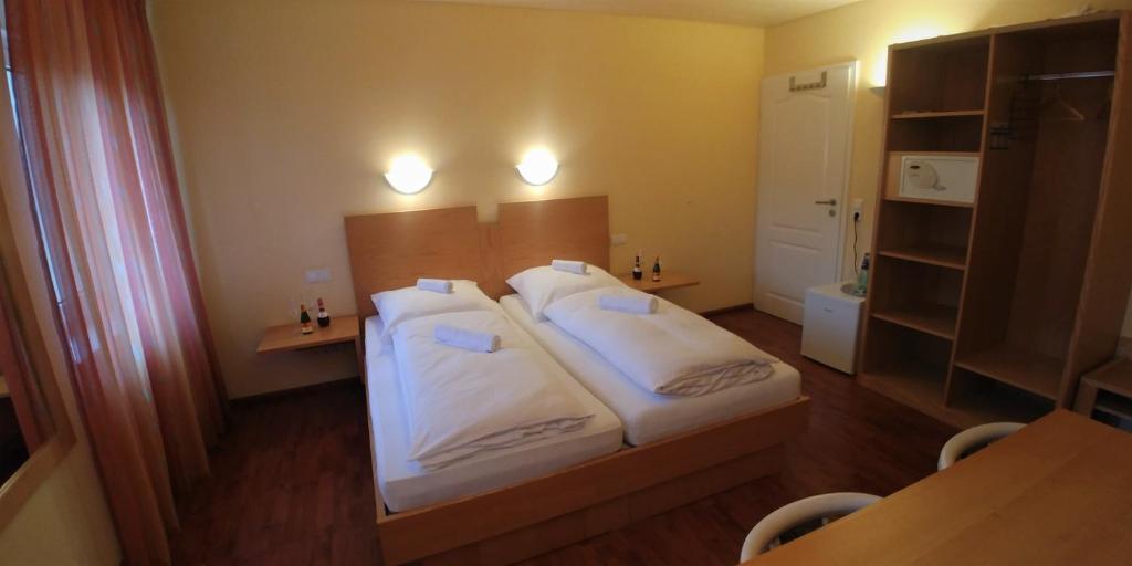 ヴァルツフート・ティンゲンにあるBad Bruckhaus / ViaSchweizのベッドルーム1室(白い枕2つ付きのベッド1台付)