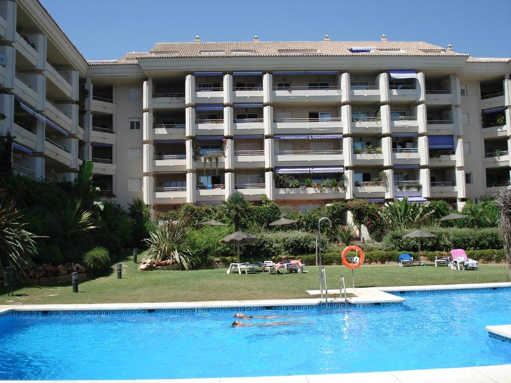 une piscine en face d'un grand bâtiment dans l'établissement Costa Nagüeles Milla de Oro, Vistas mar y Parking, à Marbella