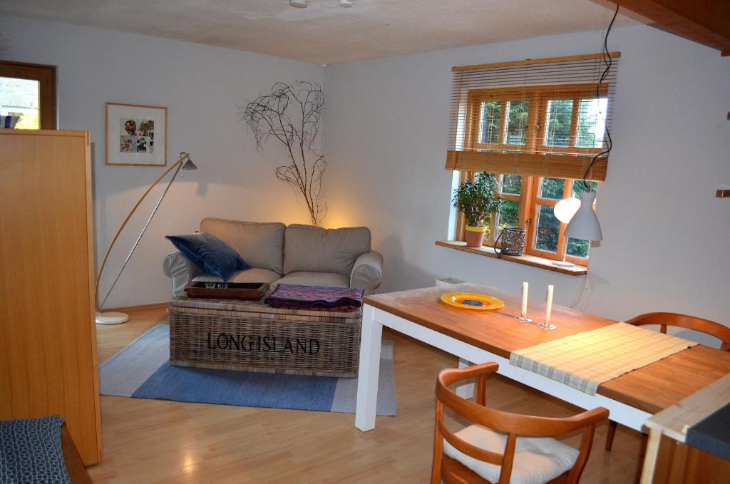 uma sala de estar com um sofá e uma mesa em Holmgård em Süderholm