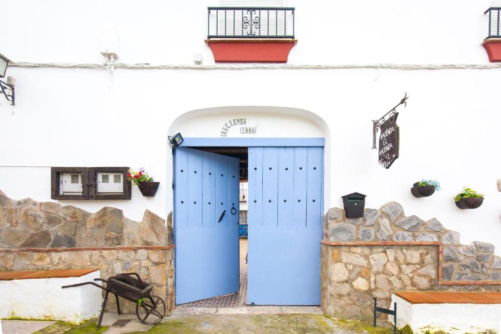 una puerta azul en un edificio blanco en Hacienda El Molino, en El Bosque