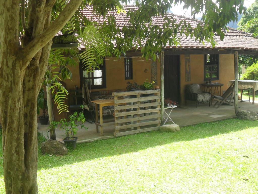 a backyard with a house with a table and a tree at Ecoturismo Tripuí in Aiuruoca