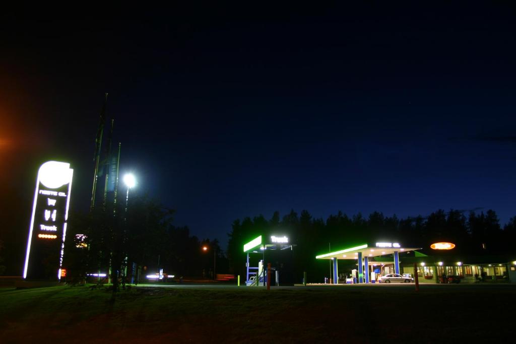 a gas station at night with a gas station at Motelli Marjaana in Kaustinen