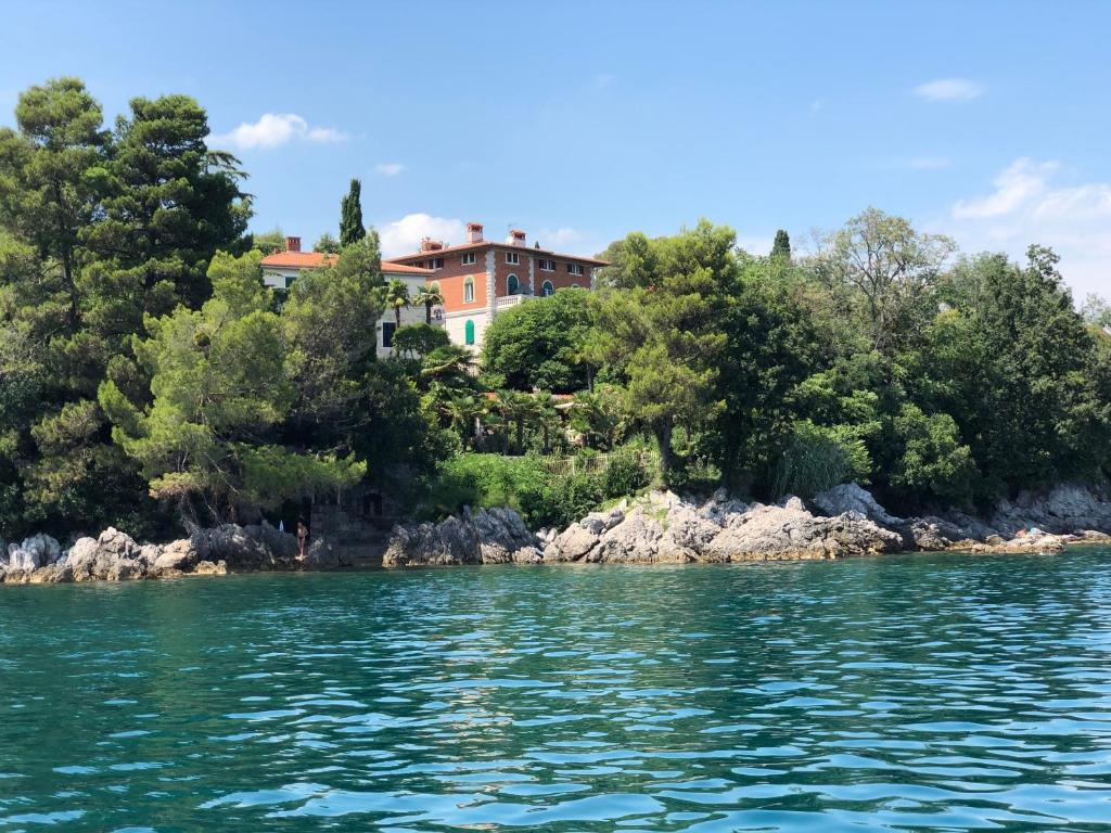 Afbeelding uit fotogalerij van Deluxe Beachfront Apartment Klara, Lovran in Lovran