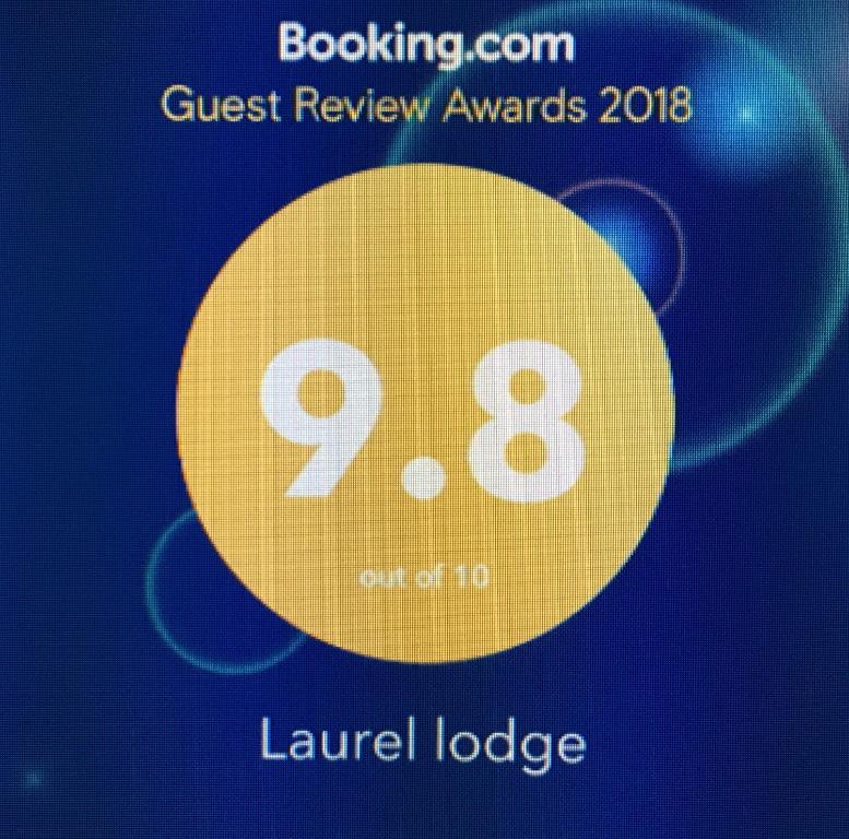 ein Zeichen, das die Gästebewertung liest und mit Laurel Lodge ausgezeichnet wird in der Unterkunft Laurel lodge in Killarney
