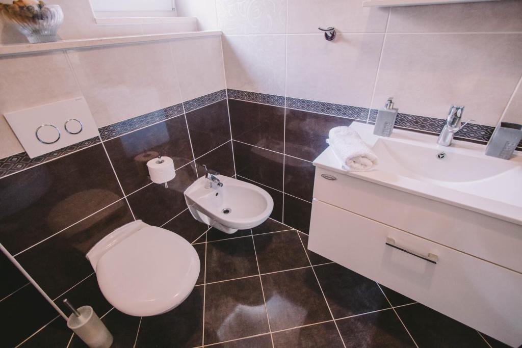 Koupelna v ubytování Apartments Jasna