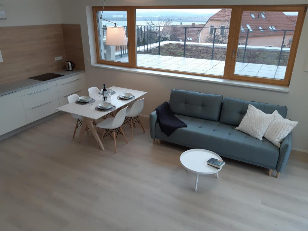 ein Wohnzimmer mit einem Sofa und einem Tisch in der Unterkunft Rezidence Pavlov in Pavlov