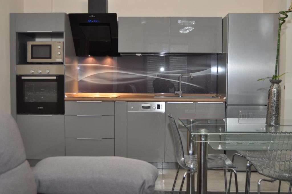 Kuchyň nebo kuchyňský kout v ubytování Comfort Deluxe Kosmos Apartments