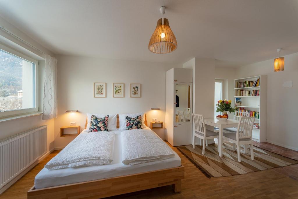 een slaapkamer met een groot bed en een tafel bij Apartment Le rose di Marianne - ovest in Varna