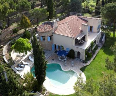 an aerial view of a house with a swimming pool at Villa de caractère climatisée avec piscine et sauna sans vis a vis 5 ch et 3 SDB in Aups
