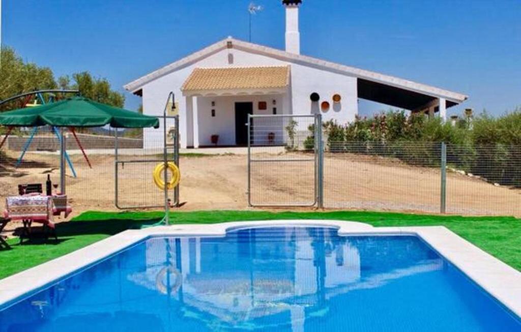 una piscina frente a una casa en Casa Rural Villa Mara, en La Puebla de los Infantes