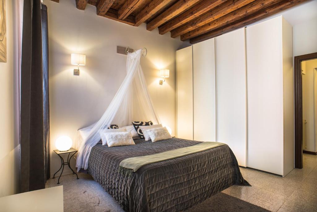 ヴェネツィアにあるTerrazzina - Romantic Pied A Terre at the heart of Cannaregio districtのベッドルーム(蚊帳付きのベッド付)