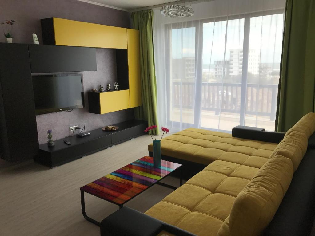 ママイア・ノルドにあるCozy Apartment with Sea Viewのリビングルーム(ソファ、大きな窓付)