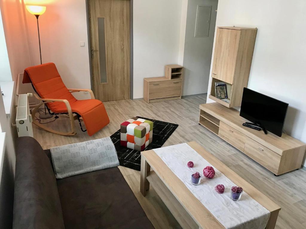 a living room with a couch and a television at Apartmány Dagmar in Mariánské Lázně