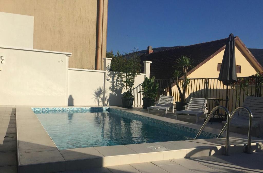 Bazén v ubytování Holiday Home Riva nebo v jeho okolí