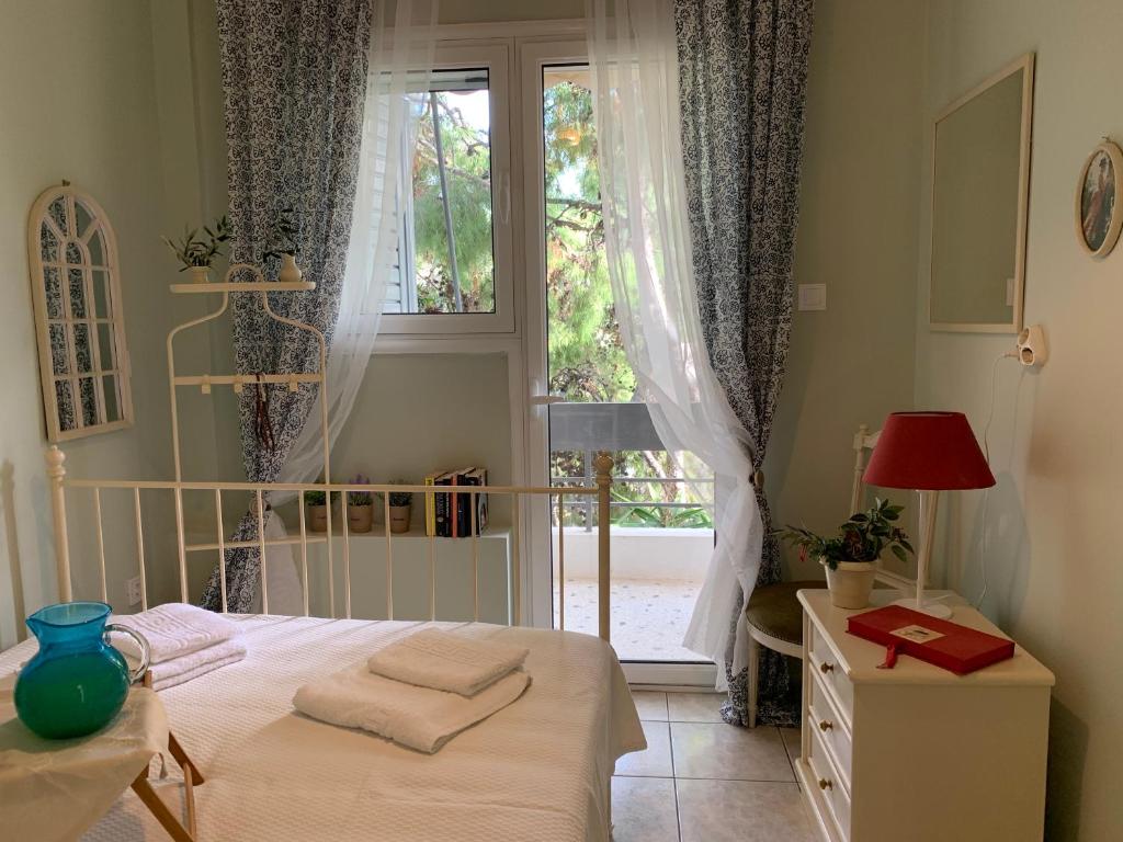 En eller flere senge i et værelse på Charming Apartment in Varkiza