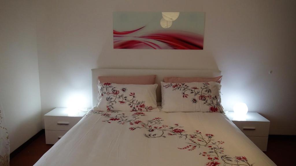 une chambre avec un lit blanc avec deux tables de nuit dans l'établissement La Magnolia, à Porto SantʼElpidio