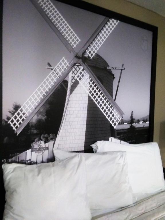 Sutton Suites Hotel - Deluxe One-Bedroom Queen Suite - Non-Smoking