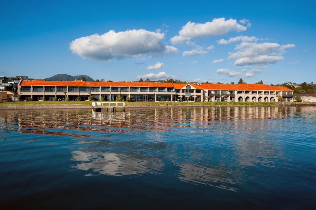 Výhled na řeku, která protéká v blízkosti hotelu