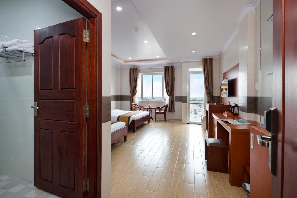 Phuc Ngoc Hotel - Triple Habitación Con Balcón