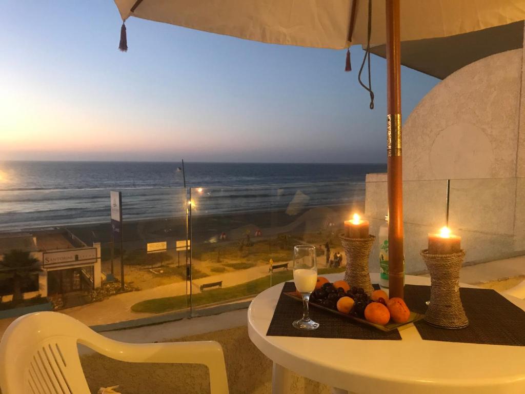 una mesa con dos velas y vistas al océano en Oceanic Playa La Serena, en La Serena