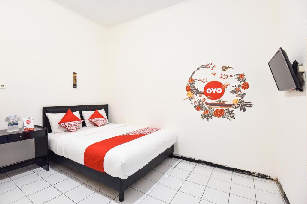 a bedroom with a bed with a stop sign on the wall at OYO 348 Hotel Dieng Permai in Yogyakarta