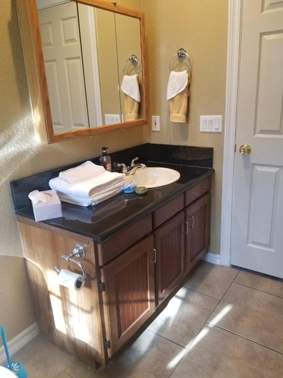 Ένα μπάνιο στο CLOSE TO STRIP, Very Private, GATED, Huge Floorplan, WIFI, Washer&Dryer