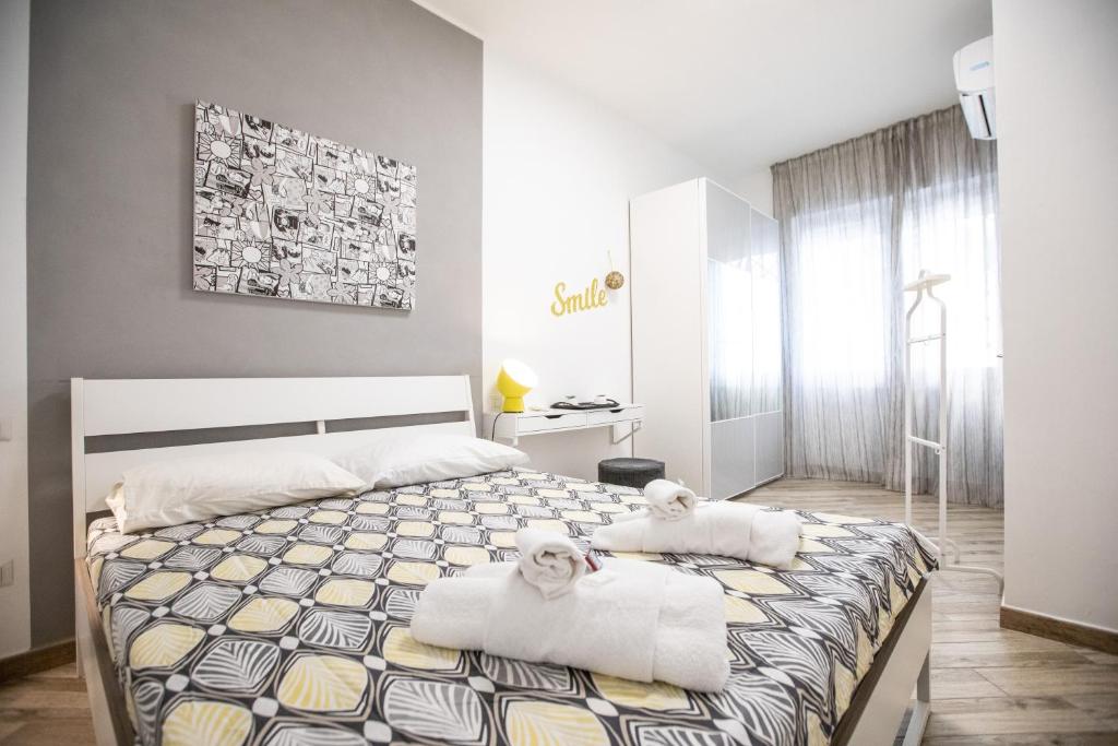 um quarto com uma cama com toalhas em Dolce Vita Affittacamere em Roma