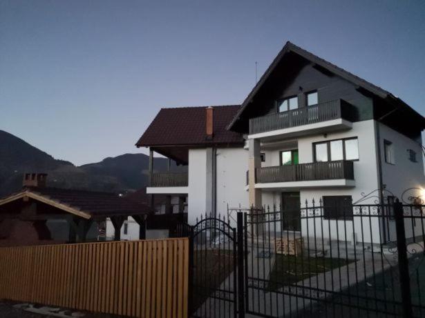 Nespecifikovaný výhled na hory nebo výhled na hory při pohledu z penzionu
