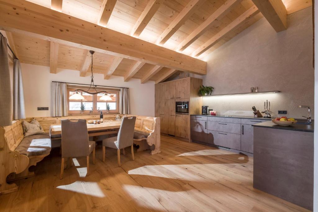 una cocina con una gran mesa de madera y sillas en Appartement „Hoamatgfühl“ Oberschreitling en Ellmau