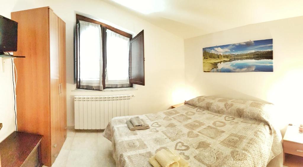 1 dormitorio con cama y ventana en Casa Vacanze San Gregorio Magno en San Gregorio Magno