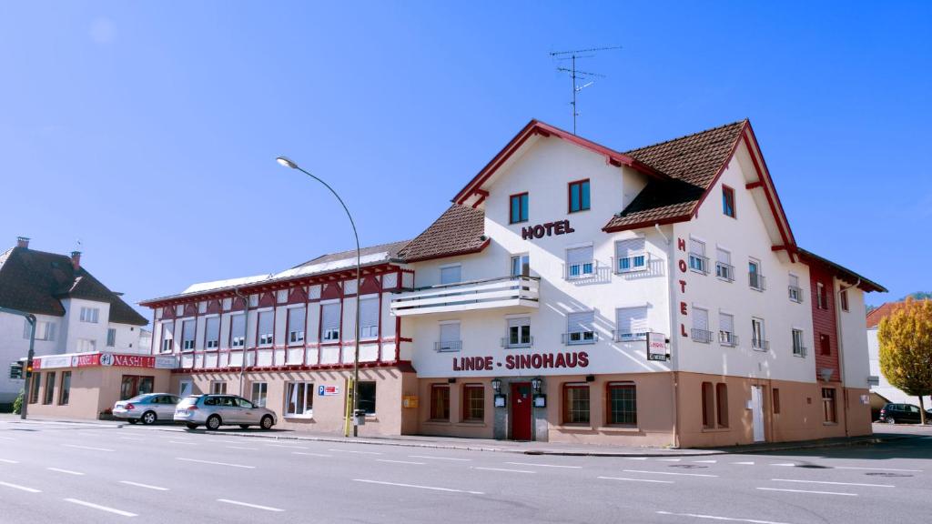 un edificio sul lato di una strada di Hotel Linde-Sinohaus a Lustenau
