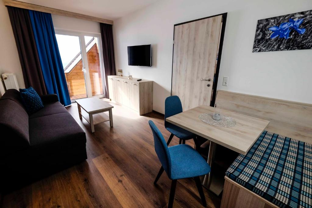 TV a/nebo společenská místnost v ubytování Aktiv Hotel Karnia