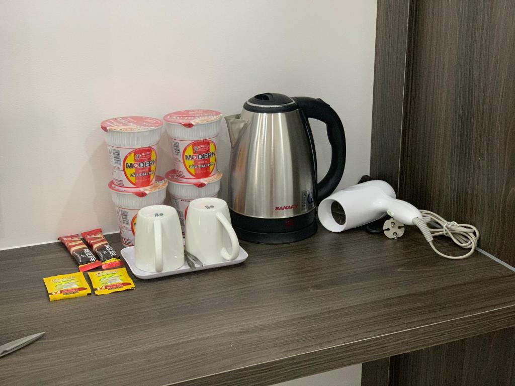 Příslušenství pro přípravu čaje a kávy v ubytování Home Thiên Trang 3