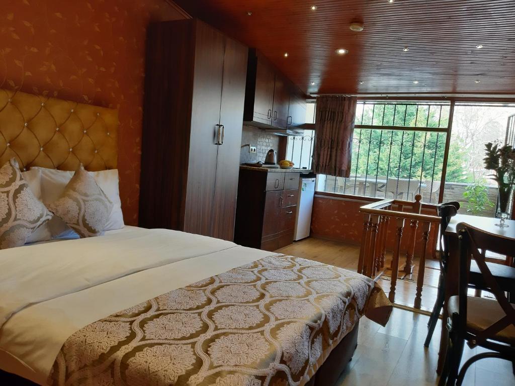 1 dormitorio con 1 cama grande y cocina en Royal Suites Sultanahmet, en Estambul