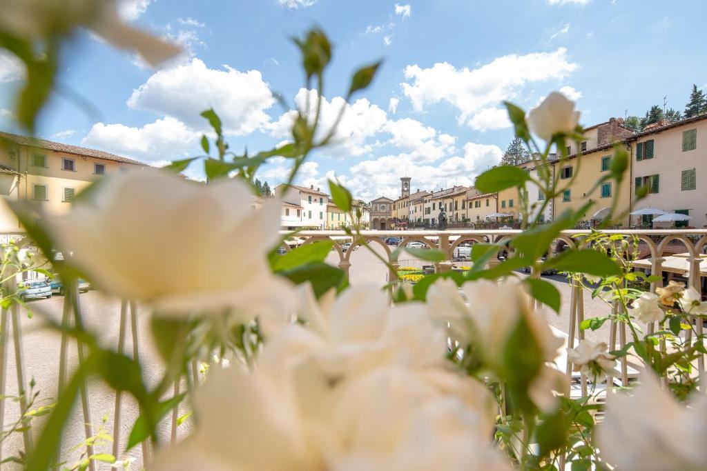 un montón de flores blancas delante de un puente en Suite Greve in Chianti, en Greve in Chianti
