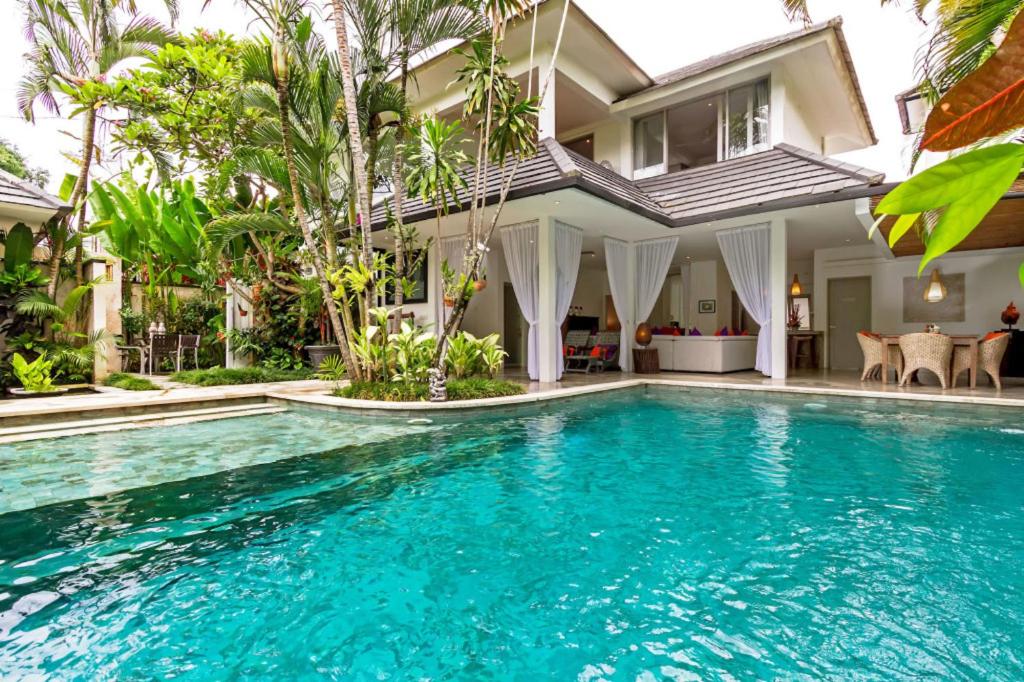 Villa con piscina frente a una casa en Villa Eindra, en Seminyak