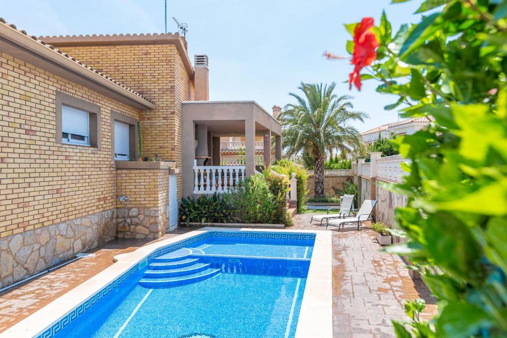 a swimming pool in the backyard of a house at ARENDA Villa Flandes Pino Alto in Miami Platja