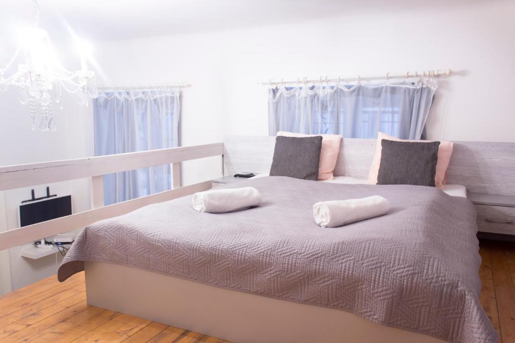 ブダペストにあるLisa Apartment on the famous Dohany streetのベッドルーム1室(大型ベッド1台、枕2つ付)
