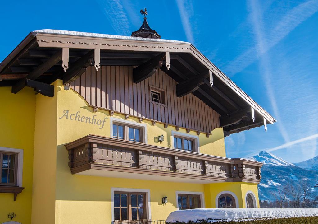 a building with a balcony on the side of it at Appartement Achenhof in Bad Hofgastein