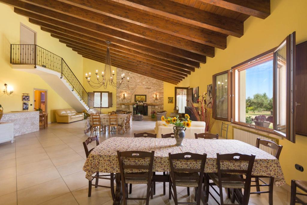 jadalnia ze stołem i krzesłami w obiekcie Villa Pizzi by Perle di Puglia w mieście San Donaci