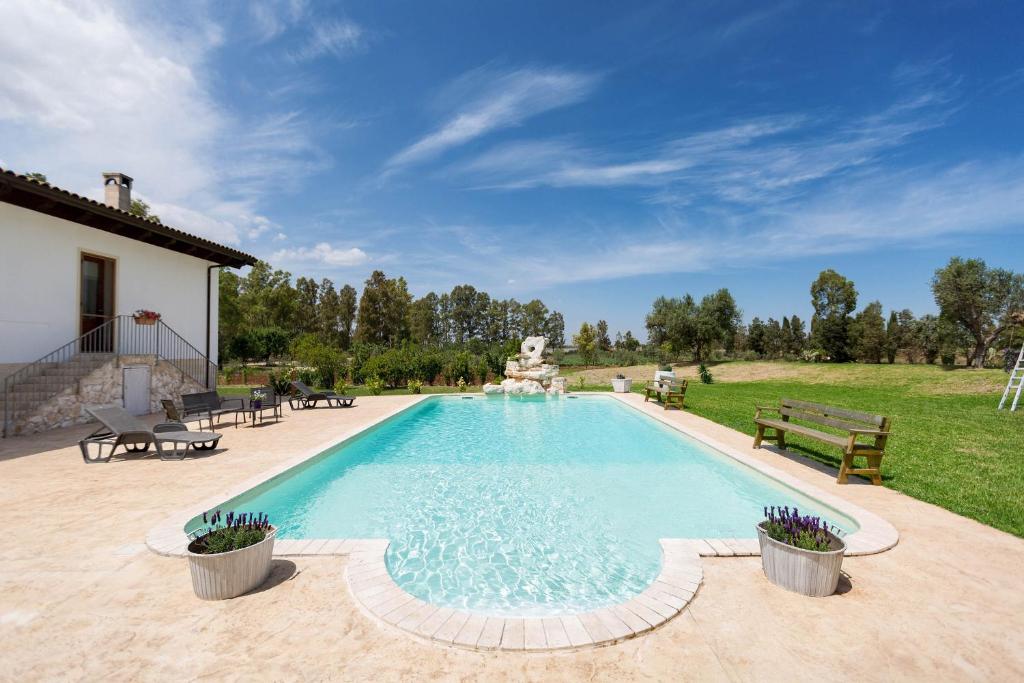 uma piscina num quintal com uma casa em Villa Pizzi by BarbarHouse em San Donaci