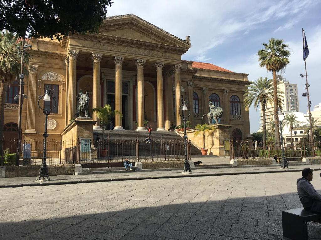 un gran edificio con una fuente frente a él en B&B Vivaldi, en Palermo