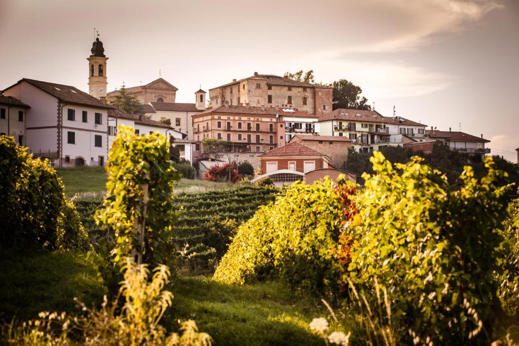 una vista de una ciudad desde un campo de flores en Villa Vinory - Tenuta il Sogno, en San Marzano Oliveto