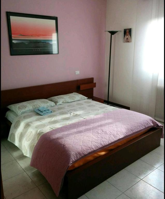 A bed or beds in a room at Purple house