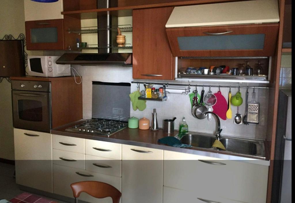 A kitchen or kitchenette at Purple house