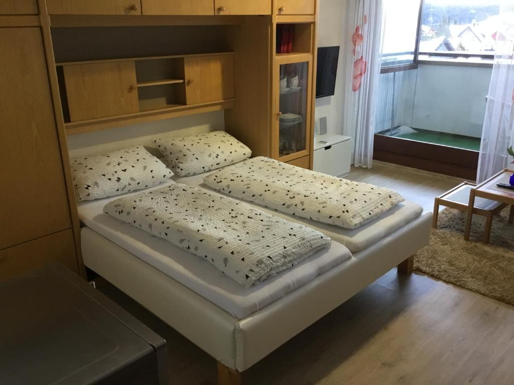 Postel nebo postele na pokoji v ubytování Gemütliche 1Z FeWo in Schönwald mit Balkon, Schwimmbad, Sauna, Fitness